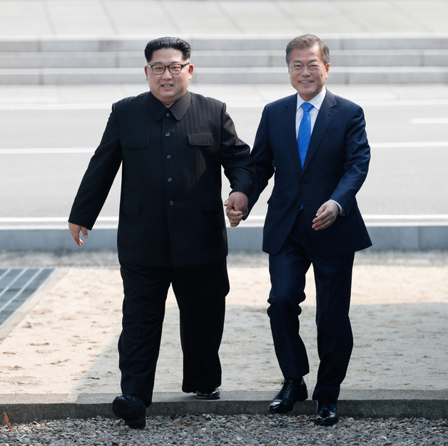 Hàn Quốc Triều Tiên ‘tay bắt mặt mừng’ trong cuộc gặp lịch sử