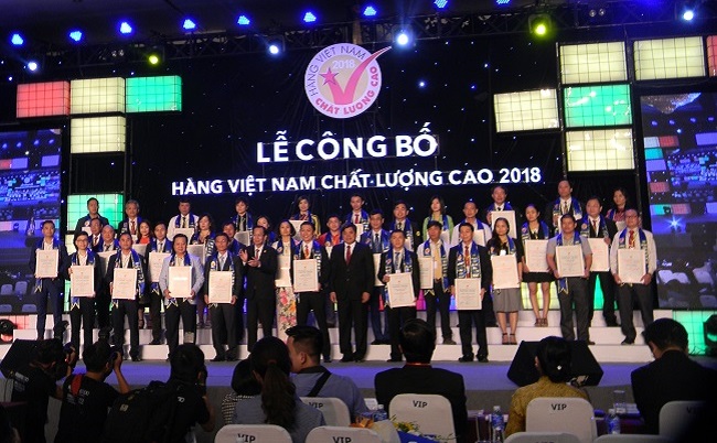 Các doanh nghiệp tưng bừng đón nhận danh hiệu Hàng Việt Nam chất lượng cao 2018 1