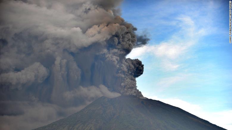 Bali: Núi lửa phun trào khiến hàng ngàn người phải di tản