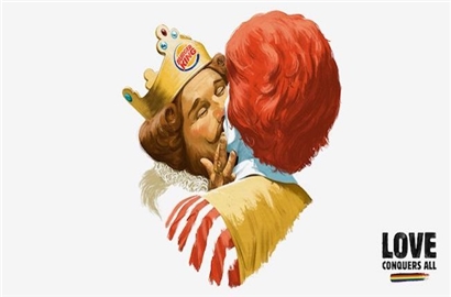 Thấy gì từ 'màn khoá môi' của vua Burger King và chú hề Ronald McDonald’s