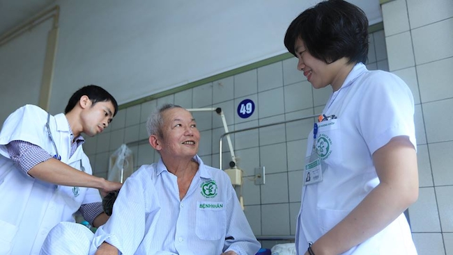 Vì sao ngành điều dưỡng Việt Nam chậm phát triển?