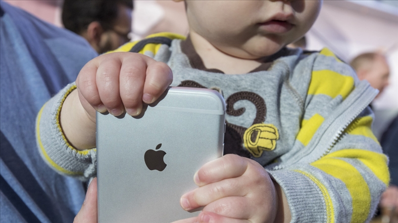 Apple bị buộc đẩy mạnh nghiên cứu về vấn đề nghiện Iphone ở trẻ em