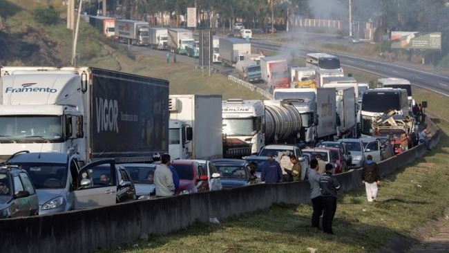 Giá nhiên liệu quá cao gây bùng nổ đình công xe tải tại Brazil