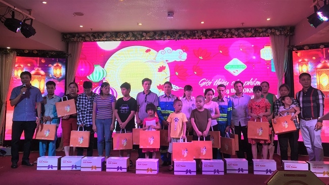 Trao quà cho con của 15 công nhân vệ sinh môi trường tiêu biểu ở Hà Nội