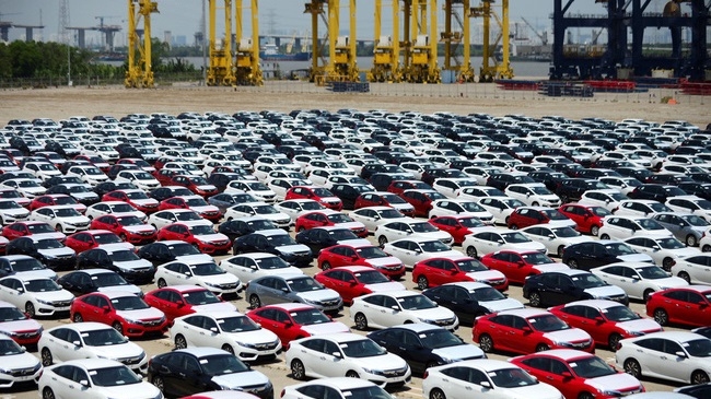 Ô tô nhập khẩu tăng mạnh dịp cuối năm