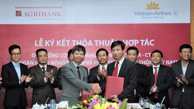 Vietnam Airlines ký kết hợp tác với Agribank phục vụ hành khách