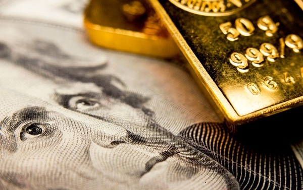 USD tăng mạnh, Euro giảm mạnh khiến giá vàng chạm đáy 3 tuần qua