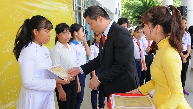 Nam A Bank trao 120 suất học bổng cho học sinh tỉnh Long An