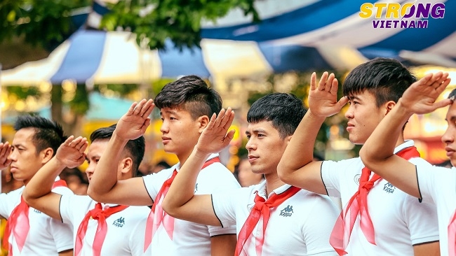 Đình Trọng, Quang Hải chào cờ đầu tuần với học sinh trường THCS Nguyễn Trường Tộ
