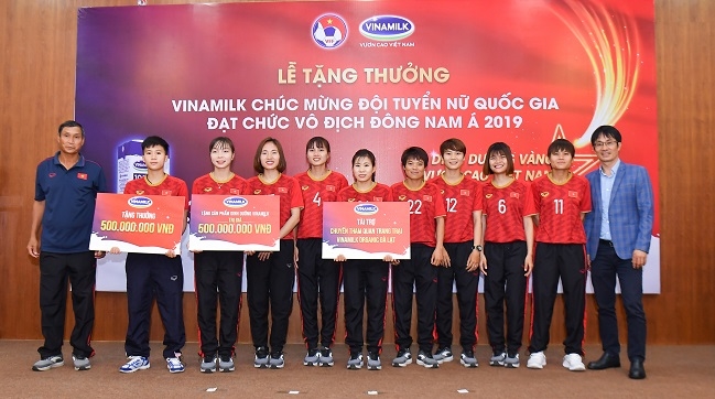Vinamilk trao thưởng đội tuyển bóng đá nữ quốc gia sau khi giành chức vô địch Đông Nam Á