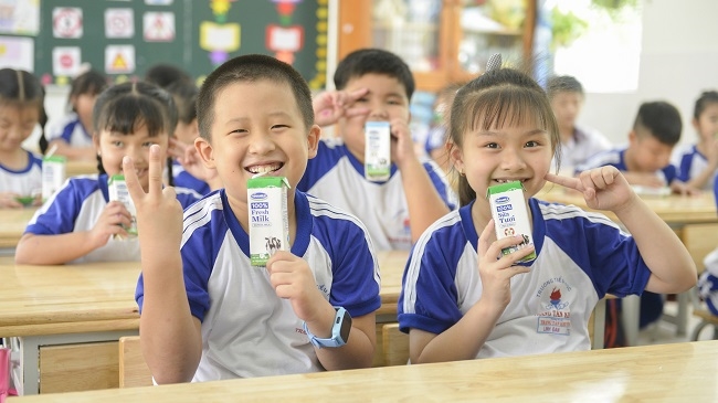 Những giờ uống sữa 'Vui khỏe, An toàn' của các em học sinh tại TP.HCM