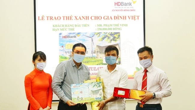 HDBank trao “Thẻ Xanh cho gia đình Việt” cho khách hàng đầu tiên