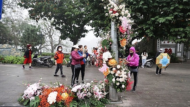 Hơn 100 Cột đèn 'nở hoa' giữa trung tâm Hà Nội