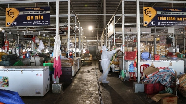 Hàng nghìn tấn hàng hóa ‘bơ vơ’ khi chợ đầu mối Bình Điền đóng cửa