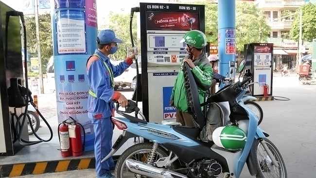 Giá xăng dầu đồng loạt tăng mạnh hơn 1.000 đồng mỗi lít