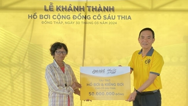 Quỹ Phát triển tài năng Việt tặng hồ để dạy bơi cho trẻ em nghèo
