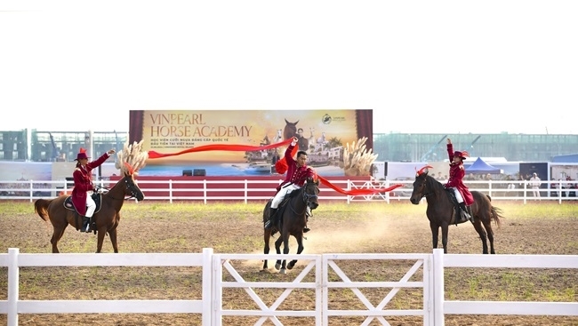 Ra mắt học viện cưỡi ngựa đầu tiên tại Việt Nam trên đảo Vũ Yên
