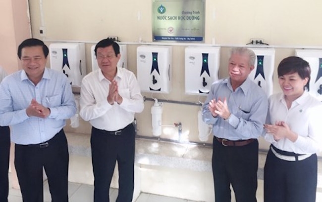 Novaland trao tặng 346 máy lọc nước cho học sinh tỉnh Long An