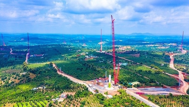 Soi tiến độ nhà máy điện gió lớn nhất Việt Nam