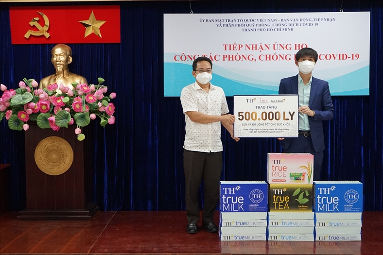 Hơn 500.000 sản phẩm của Tập đoàn TH tiếp tục được trao tặng người dân TP.HCM