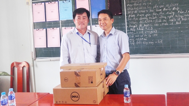 TheLEADER trao tặng máy tính cho Trường Tiểu học Lý Nhơn