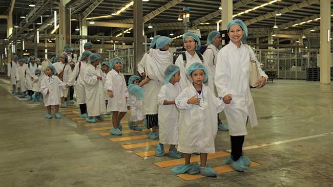 Vinamilk tổ chức cho con cán bộ công nhân viên tham quan nhà máy