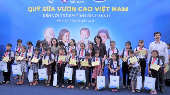 Vinamilk trao 64.000 ly sữa cho trẻ em tỉnh Bình Định