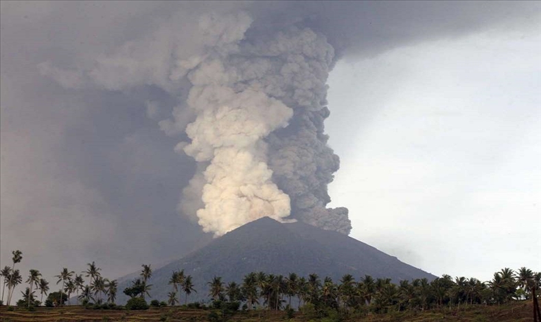 Bali: Núi lửa phun trào khiến hàng ngàn người phải di tản
