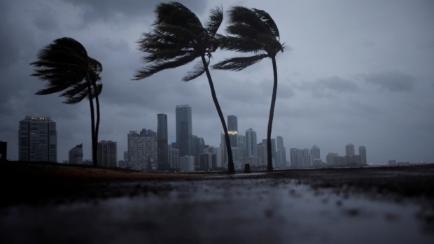 Mỹ hứng chịu tổn thất nặng nề từ hai cơn bão khổng lồ