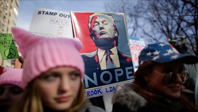 Tròn 1 năm ông Trump nhậm chức: Chính phủ đóng cửa, phụ nữ biểu tình