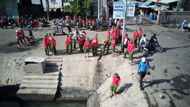 Khí thế thanh niên Bình Định trong ngày đầu ra quân làm sạch biển