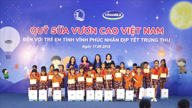 Vinamilk tặng 66.000 ly sữa cho trẻ em Vĩnh Phúc nhân dịp Tết Trung thu