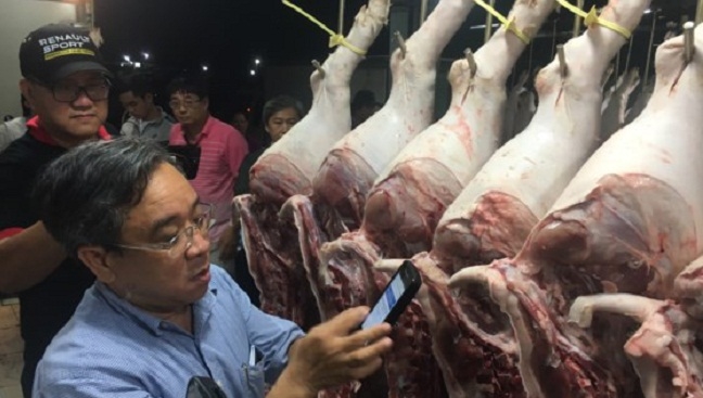 Thịt lợn không đeo "lý lịch" không được vào chợ