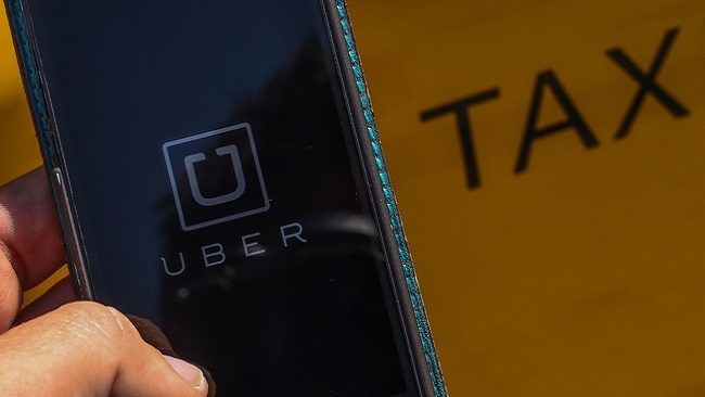 Cách nào để cạnh tranh công bằng giữa Uber, Grab và taxi truyền thống?