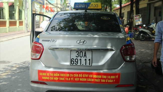 Sở Giao thông vận tải Hà Nội yêu cầu taxi gỡ biểu ngữ phản đối Grab, Uber