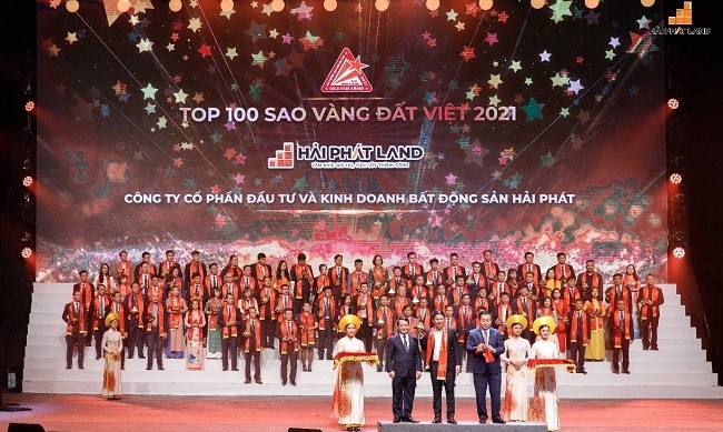Ông Lại Quốc Thắng, Phó Tổng giám đốc Hải Phát Land đại diện nhận giải Top 100 Sao Vàng đất Việt 2021