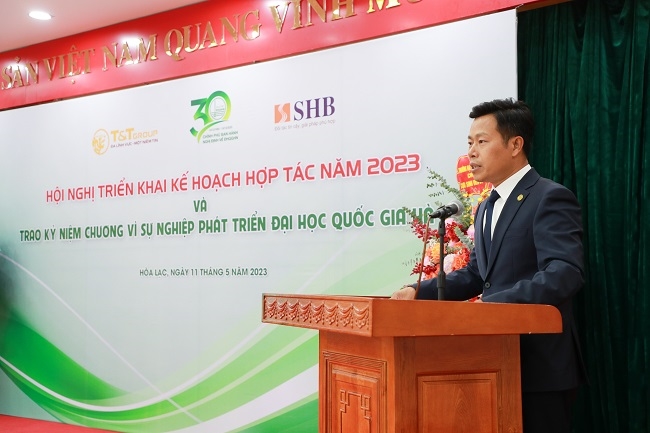 Doanh nhân Đỗ Quang Hiển nhận kỷ niệm chương vì sự nghiệp phát triển Đại học Quốc gia Hà Nội 1