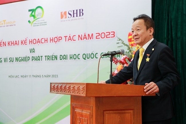 Doanh nhân Đỗ Quang Hiển nhận kỷ niệm chương vì sự nghiệp phát triển Đại học Quốc gia Hà Nội 2