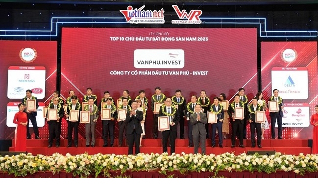 Đại diện Văn Phú - Invest nhận giải thưởng “Top 10 chủ đầu tư bất động sản Việt Nam năm 2023”
