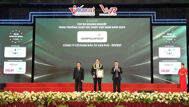 Đại diện Văn Phú - Invest nhận giải thưởng “Top 50 Doanh nghiệp tăng trưởng xuất sắc nhất Việt Nam năm 2023”