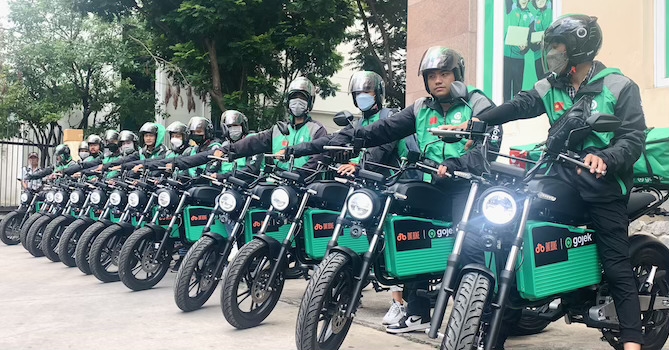 Tài xế Gojek sẽ chở khách bằng xe máy điện Dat Bike