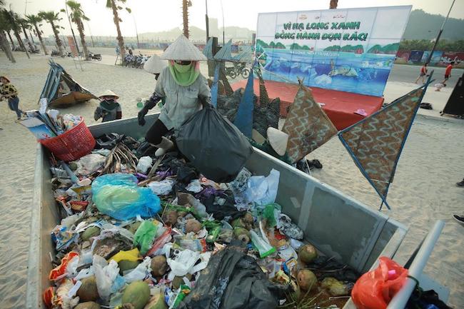 Hạ Long ra quân chiến đấu với rác trên bãi biển 10