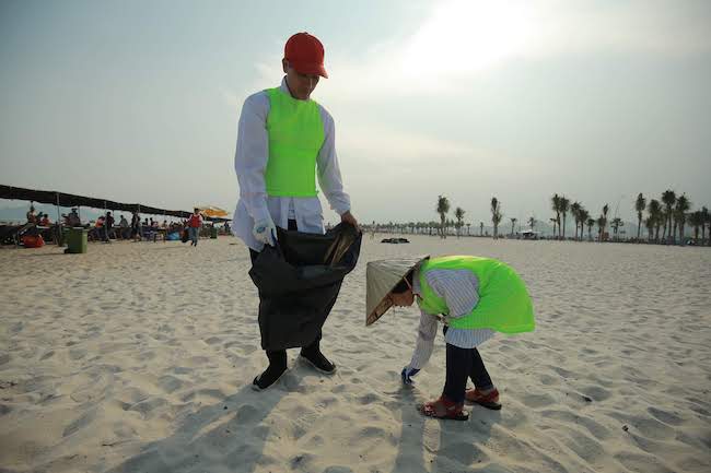 Hạ Long ra quân chiến đấu với rác trên bãi biển 3