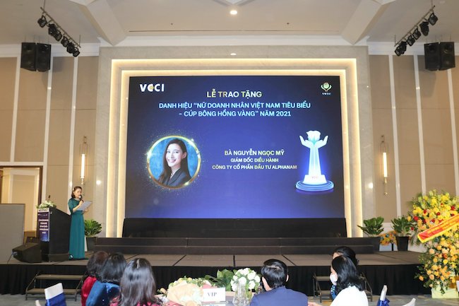 CEO Nguyễn Ngọc Mỹ nhận cúp Bông hồng vàng 2021