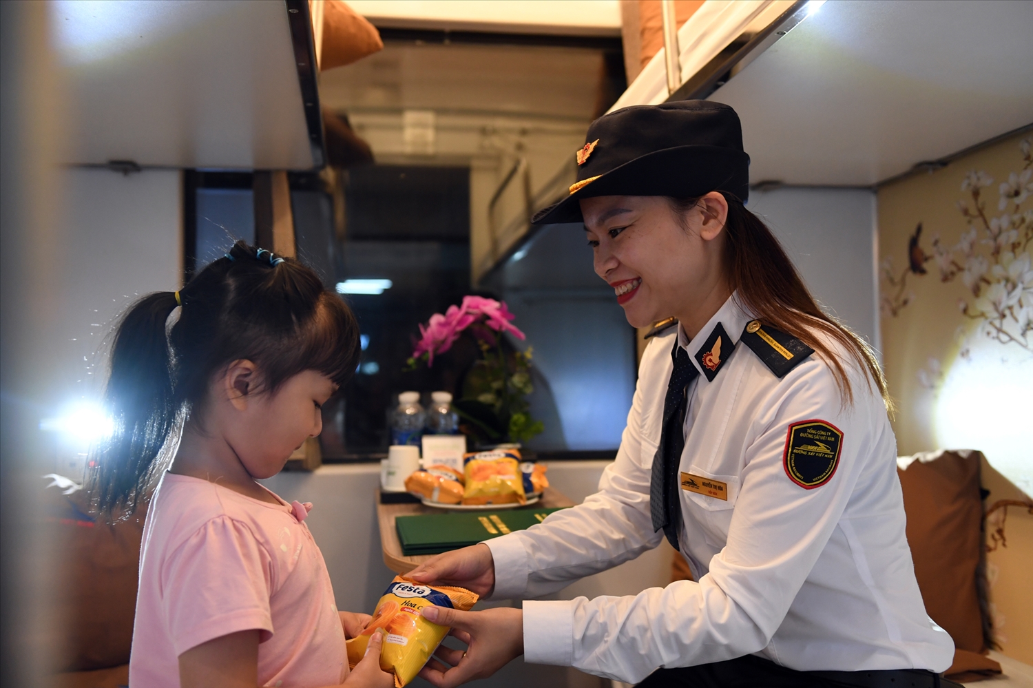 Cận cảnh đoàn tàu đường sắt chất lượng cao SE19/SE20 hành trình Hà Nội - Đà Nẵng. 12