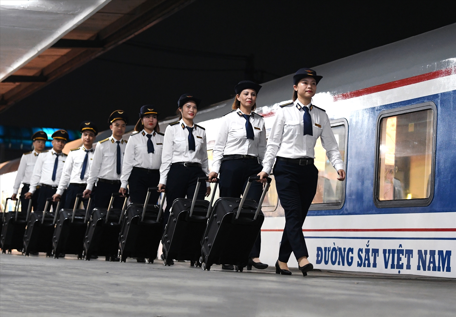 Cận cảnh đoàn tàu đường sắt chất lượng cao SE19/SE20 hành trình Hà Nội - Đà Nẵng. 7