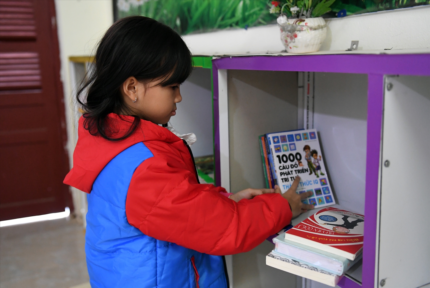 Mang áo ấm, sách vở và máy tính tài trợ cho trường tiểu học nơi biên cương. 4