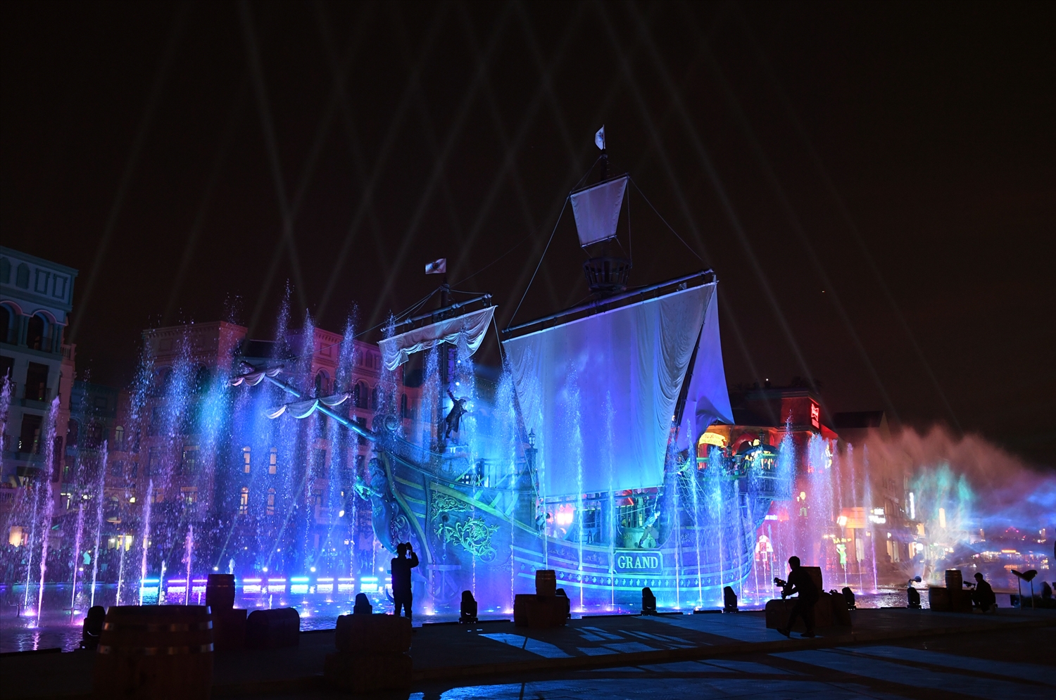 Mãn nhãn với show thực cảnh 3D mapping trên sân khấu thuyền lớn nhất châu Á tại Mega Grand world Hà Nội 1