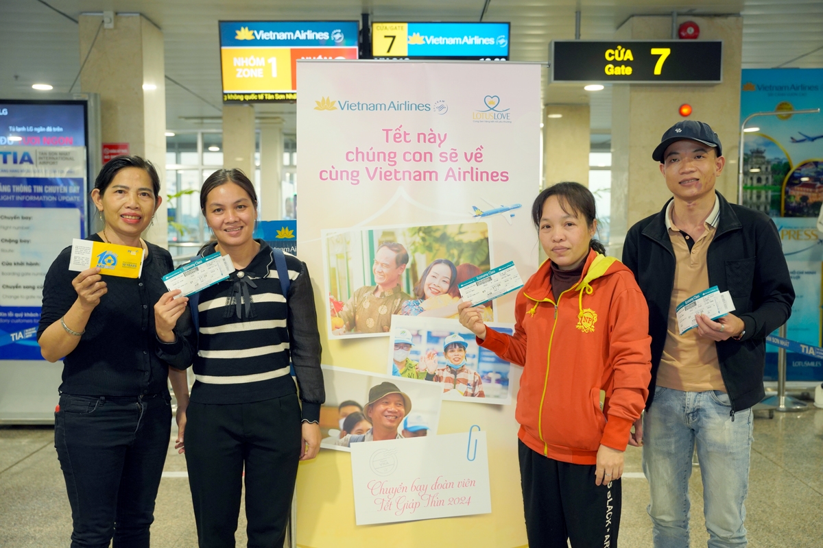Vietnam Airlines đưa người lao động phương nam về đoàn tụ bên gia đình dịp Tết Giáp Thìn 2024 1