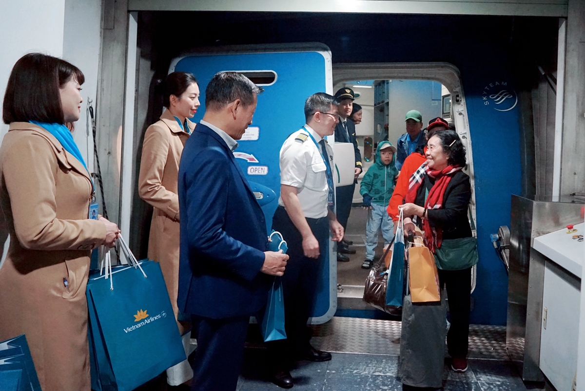 Vietnam Airlines đưa người lao động phương nam về đoàn tụ bên gia đình dịp Tết Giáp Thìn 2024 3